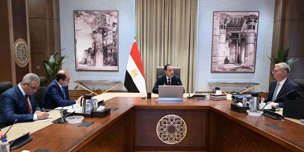 رئيس الوزراء يتابع مع وزيري المالية والبترول عددًا من ملفات العمل المشترك