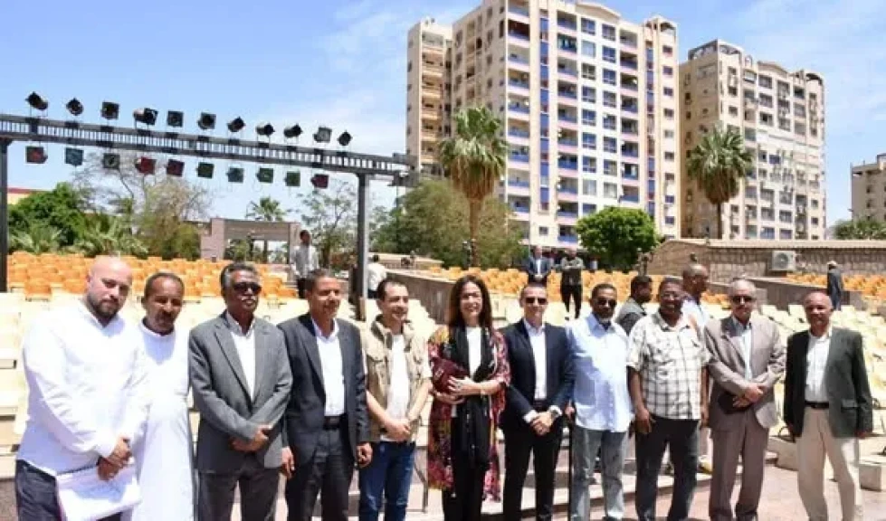 الدكتورة جيهان زكي وزيرة الثقافة تهدي أهالي أسوان ”سينما الشعب”