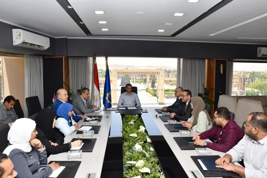 محافظ أسوان يوجه بإعداد خطة متكاملة لمشاركة الشباب في مبادرة المشروعات الخضراء الذكية