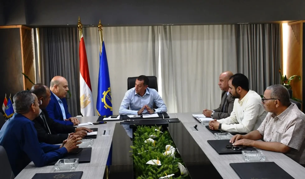 محافظ أسوان يلتقي بالمهندس أحمد بسيونى مدير مشروع الإحلال والتجديد لمساكن المغتربين