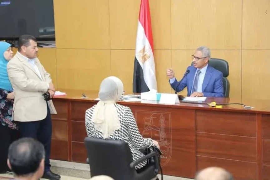 محافظ بني سويف يستمع لمطالب وشكاوى المواطنين في قطاعات الصحة والري