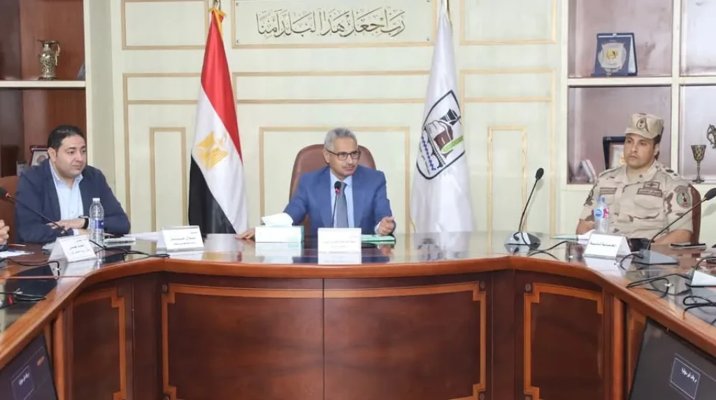 محافظ بني سويف يناقش مستجدات سير العمل بمشروعات المرحلة الأولى من حياة كريمة