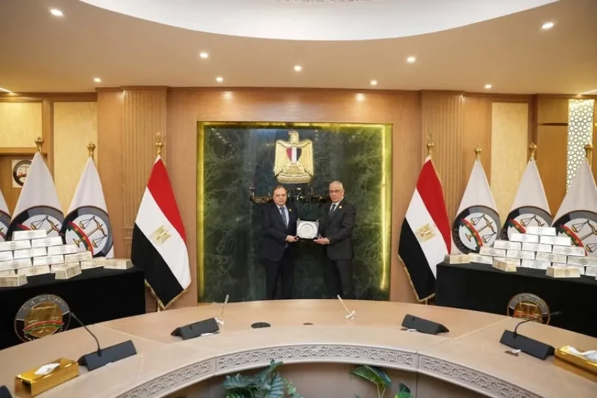 النائب العام يُكرم مدير النيابات تقديرًا لجهوده المتميزة في إدارة الملفات ذات البعد الاقتصادي