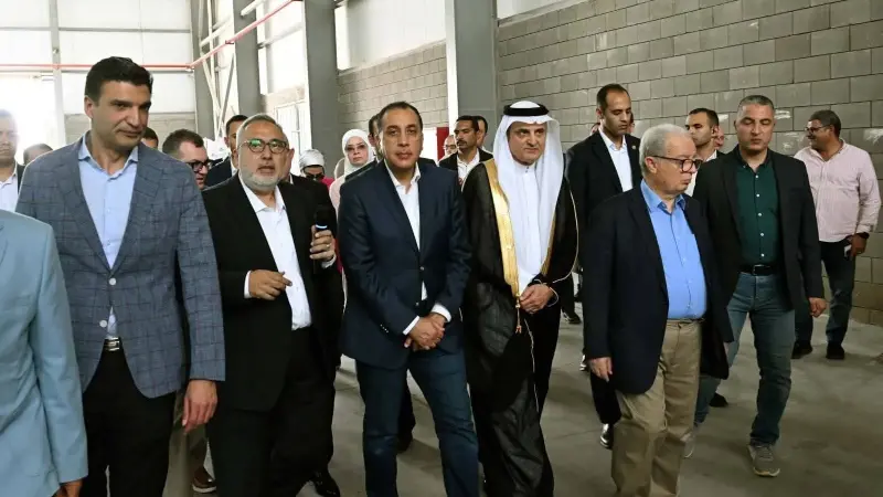 رئيس الوزراء يفتتح مصنع شركة ”بوريكس للزجاج المحدودة” بمنطقة السخنة الصناعية