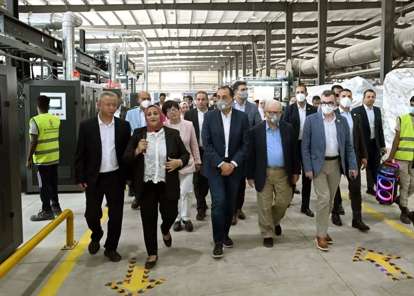 رئيس الوزراء يفتتح مصنع شركة ”إتش كي دينج تشانج شينج” للصناعات النسيجية