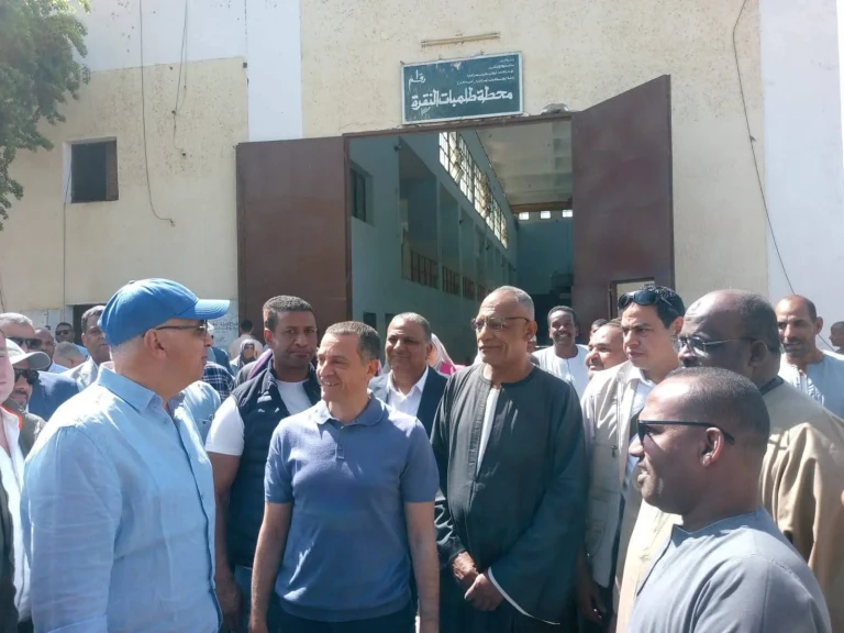 وزير الرى ومحافظ أسوان يتفقدان محطة رى (1) بمشروع وادى النقرة لدعم صغار المزارعين