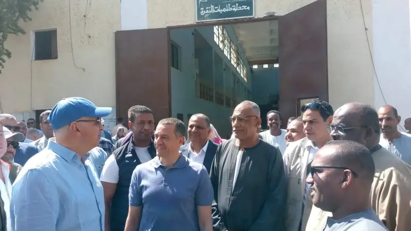 وزير الرى ومحافظ أسوان يتفقدان محطة رى (1) بمشروع وادى النقرة لدعم صغار المزارعين