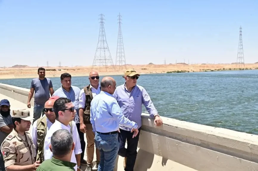 وزير الري يتفقد مشروع تطوير خور وقناة مفيض توشكى