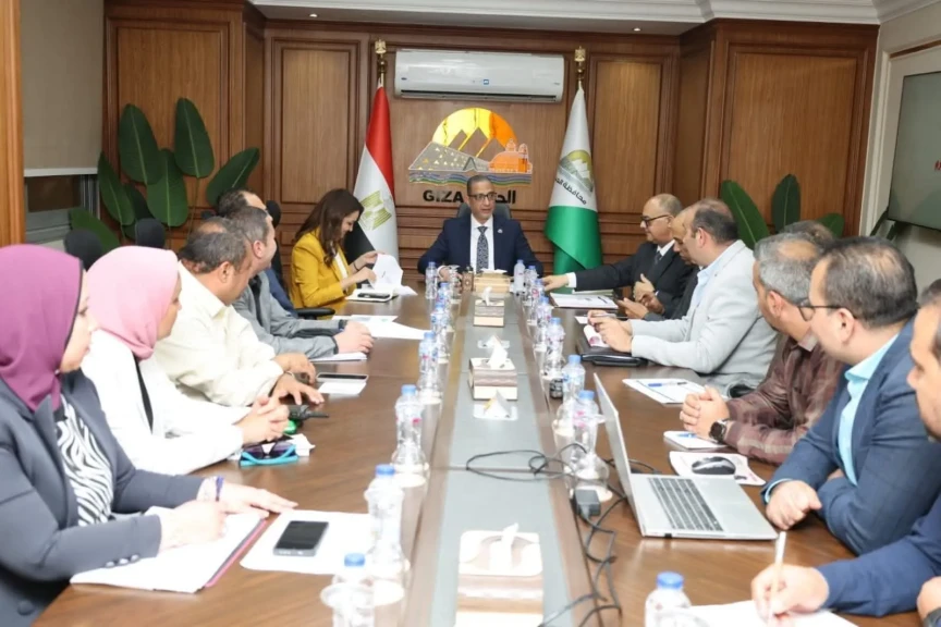 محافظ الجيزة يبحث ملفات التصالح والنظافة والإشغالات ومياه الشرب والصرف الصحى بالهرم