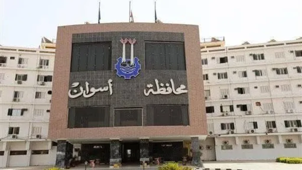 محافظ أسوان يصدر قراراً بنقل 21 من العاملين بالوحدة المحلية لمركز ومدينة أسوان