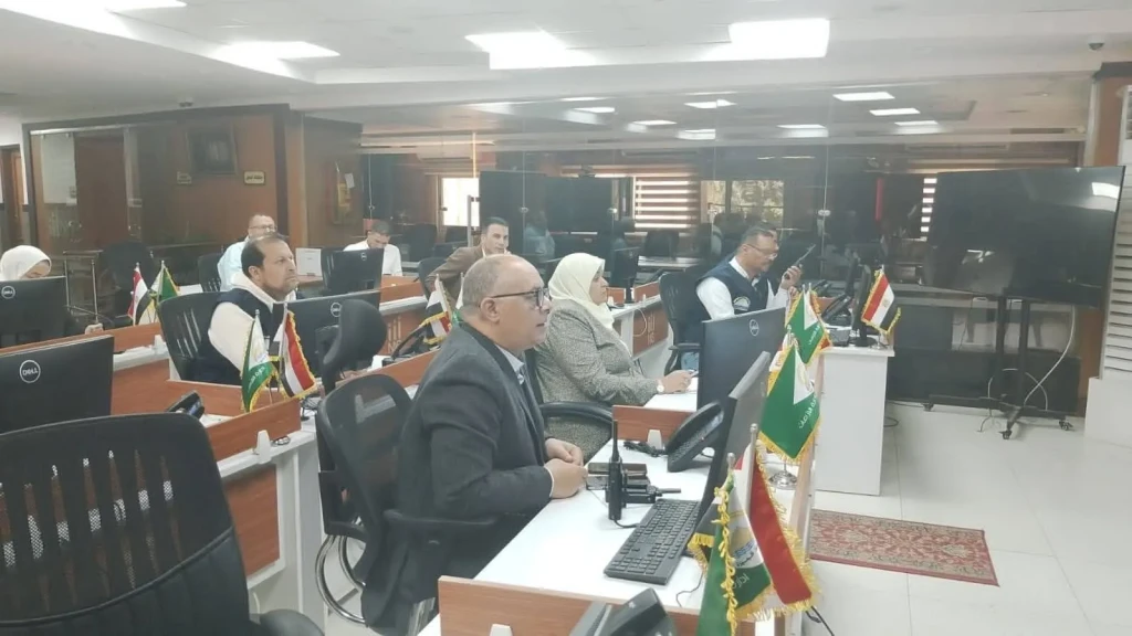 السكرتير العام بالجيزة يتابع حملة طرق الأبواب للتصالح في مخالفات البناء من داخل مركز السيطرة