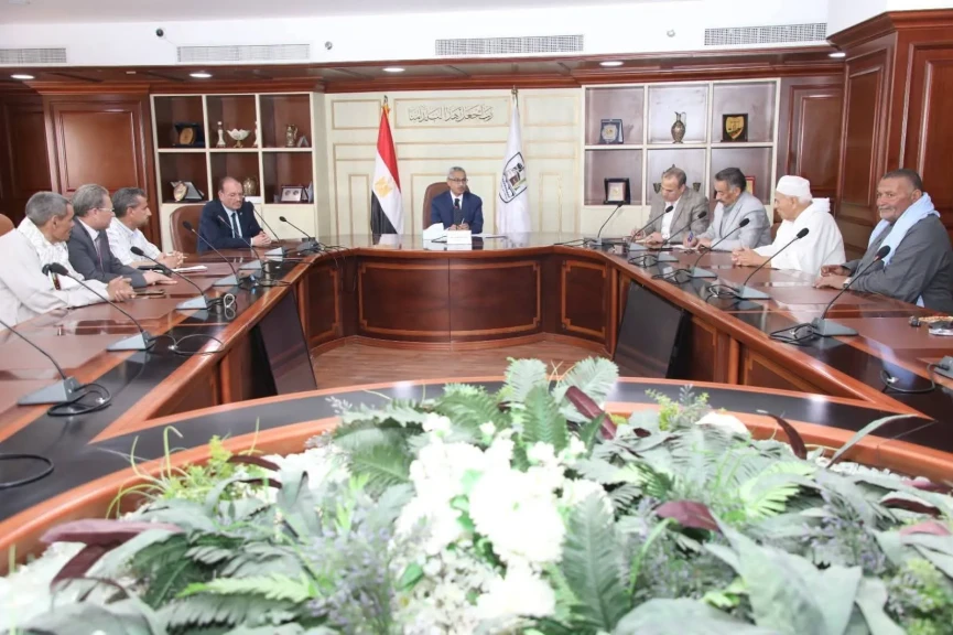 محافظ بني سويف يلتقي عددًا من المزارعين لمتابعة موسم توريد القمح