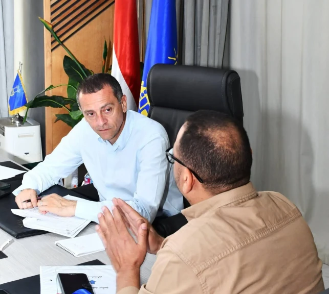 محافظ أسوان يستكمل لقاءته الجماهيرية مع المواطنين