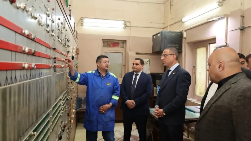 محافظ الجيزة يتفقد صومعة إمبابة لمتابعة انتظام توريد وتخزين محصول القمح