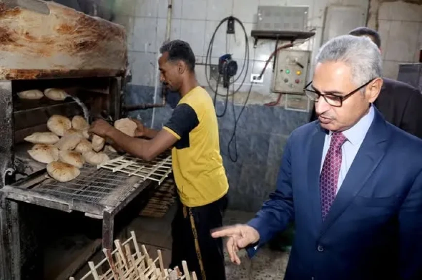 محافظ بني سويف يفاجئ مخبزًا بقرية الحمرايا