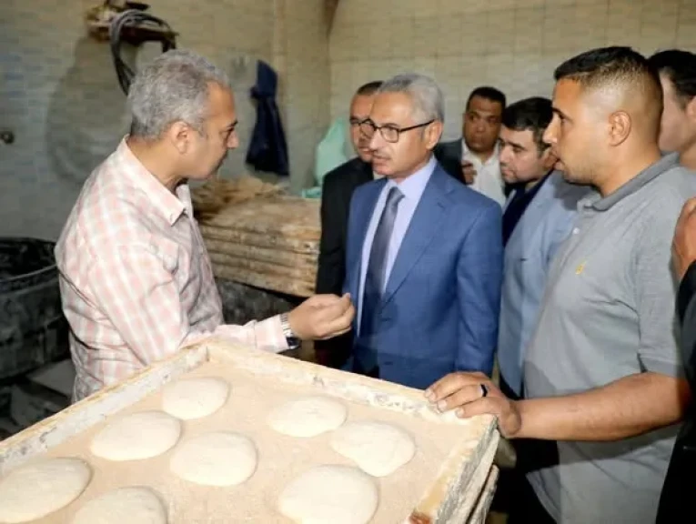محافظ بني سويف يُفاجئ مخبزًا بإهناسيا