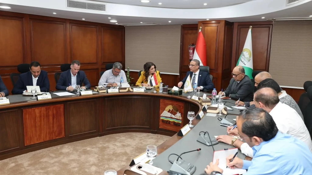 محافظ الجيزة : إعادة توزيع المعدات وعمال النظافة بما يتناسب مع احتياجات كل حي والكثافة السكانية