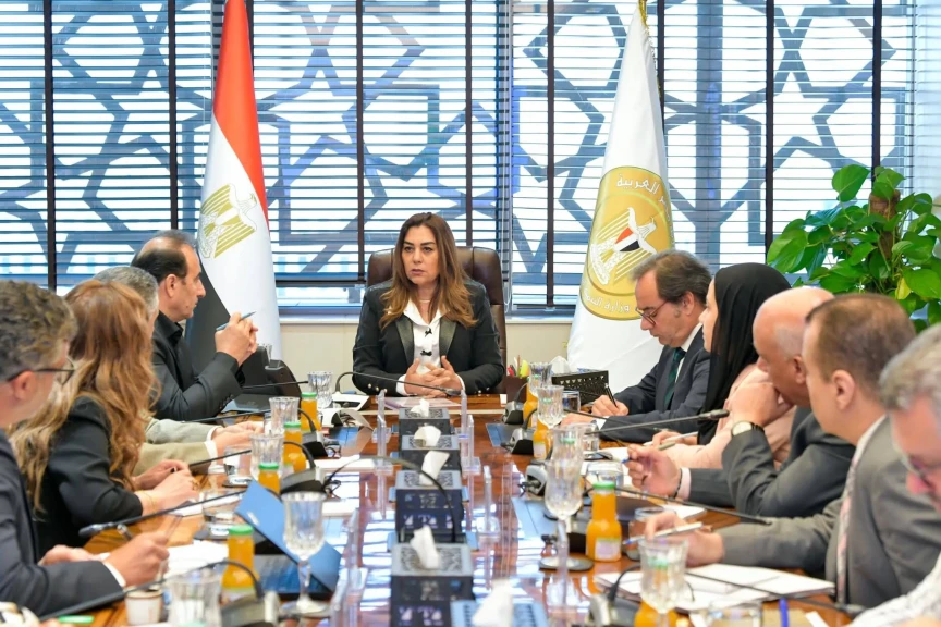 وزيرة التنمية المحلية والبيئة تعقد اجتماعًا موسعًا مع ممثلي برنامج الأمم المتحدة الإنمائي وفريق عمل مشروع “جرين شرم”