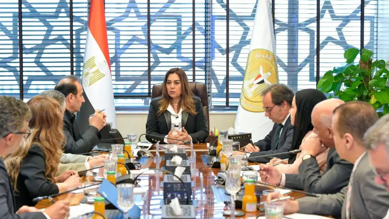 وزيرة التنمية المحلية والبيئة تعقد اجتماعًا موسعًا مع ممثلي برنامج الأمم المتحدة الإنمائي وفريق عمل مشروع “جرين شرم”