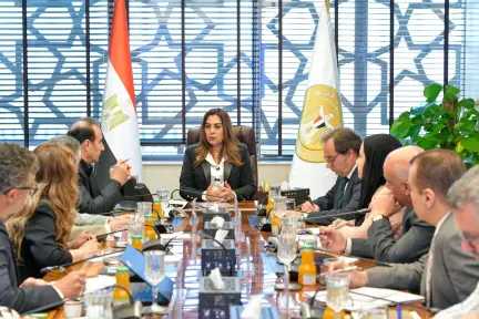 وزيرة التنمية المحلية والبيئة تعقد اجتماعًا موسعًا مع ممثلي برنامج الأمم المتحدة الإنمائي وفريق عمل مشروع “جرين شرم”