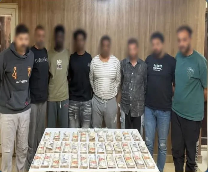الداخلية: ضبط المتهمين في واقعة سرقة مبلغ مالي بأسلوب إنتحال الصفة بالقاهرة