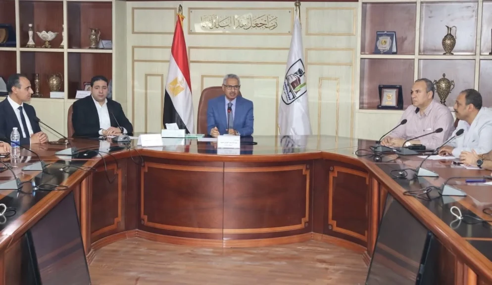 محافظ بني سويف يعقد اجتماعا لمتابعة الموقف التنفيذي لمشروعات النموذج الوطني للموازنة التشاركية