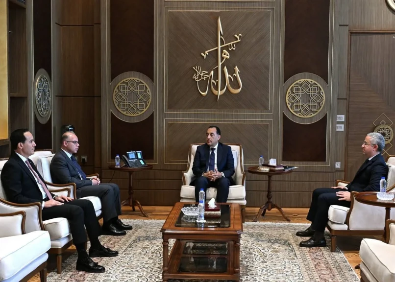 مدبولي يُصدر قرارين بتعيين د. محمد عوض رئيسًا تنفيذيًا للهيئة العامة للاستثمار والمناطق الحرة ود. إيمان منصور نائبًا