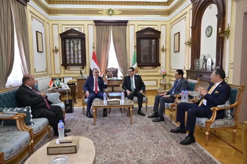 مجلس جامعة القاهرة يناقش تعزيز التعاون مع محافظة الجيزة