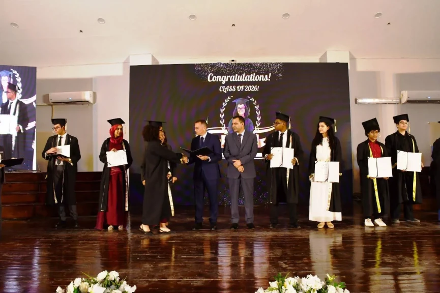 محافظ أسوان يشهد فعاليات حفل تخريج أول دفعة تحمل شهادة مصرية بمعايير دولية لمدارس النيل المصرية الدولية