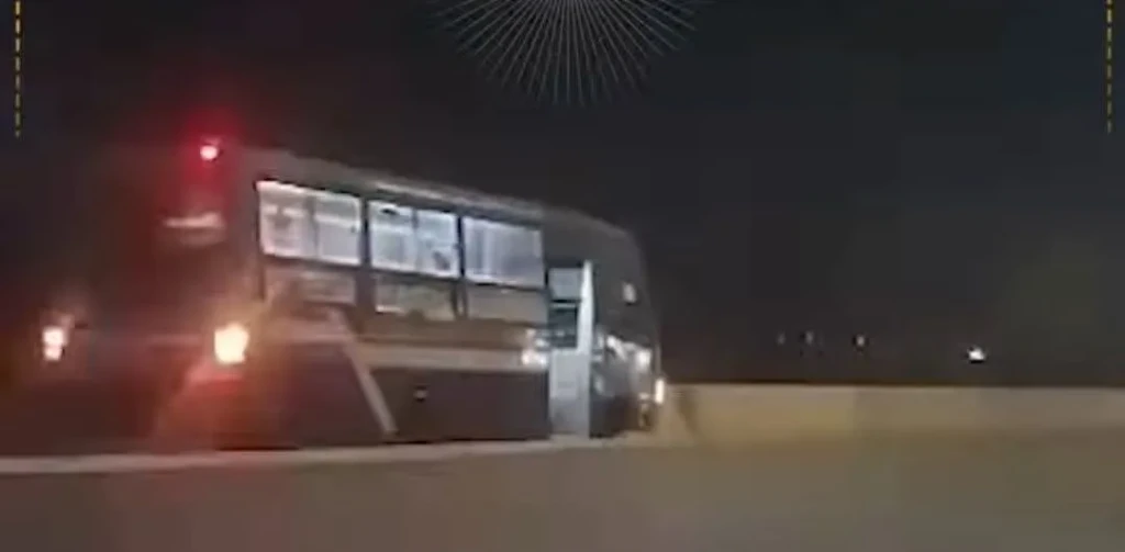 الداخلية: ضبط سائق اتوبيس في مقطع فيديو بالسير عكس الاتجاه وتعريض حياة المواطنين للخطر