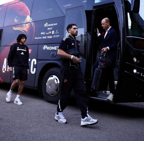 الأهلي يصل ستاد القاهرة استعداداً لمباراة الزمالك بدوري نايل