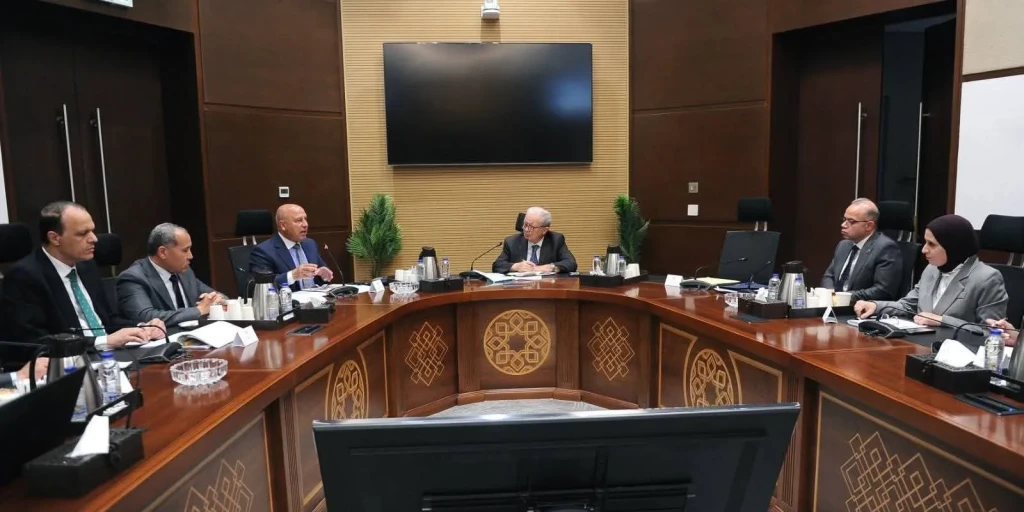 نائب رئيس الوزراء للشئون الاقتصادية يستعرض مع وزير النقل موقف مشروع شبكة القطار الكهربائي السريع
