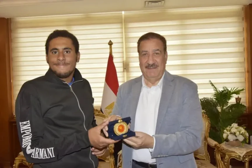 محافظ بورسعيد يكرم بطل الجمهورية لذوي الهمم في السباحة عمر السيد مهدي