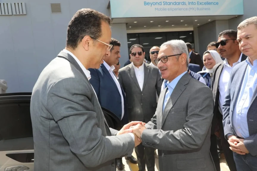 محافظ بني سويف يستقبل وزير الاتصالات في مستهل زيارته داخل مجمع مصانع شركة سامسونج
