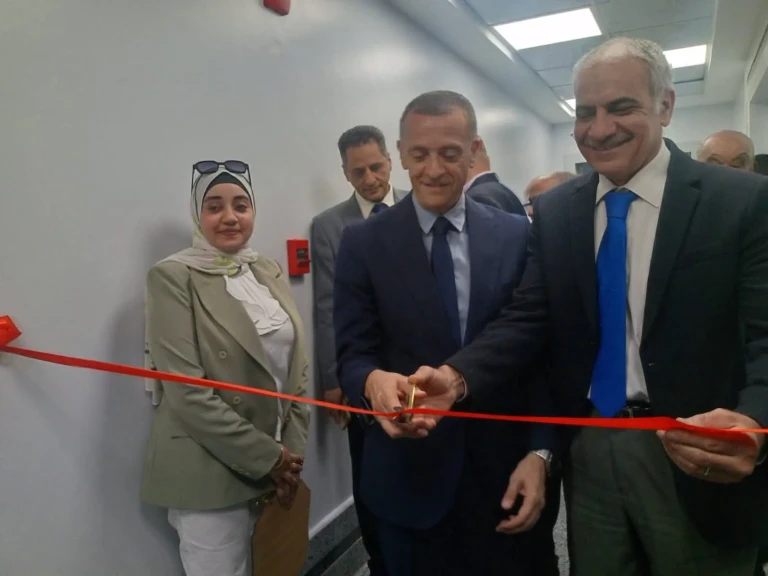 محافظ أسوان يفتتح عدد من المشروعات داخل مستشفيات أسوان الجامعى