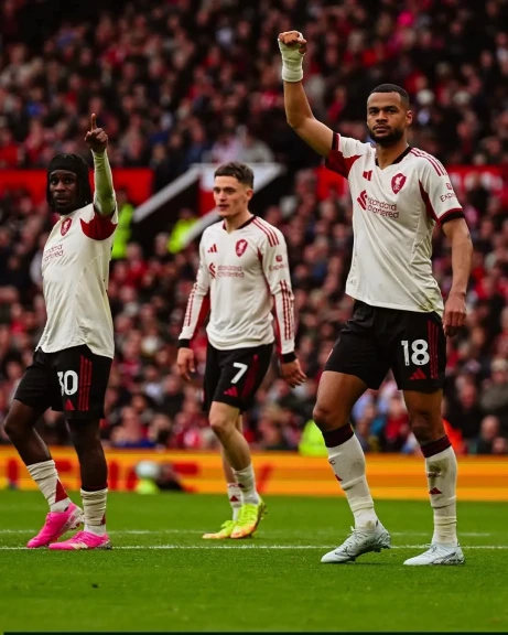 مانشستر يونايتد يفوز على ليفربول بثلاثية بالدوري الانجليزي الممتاز