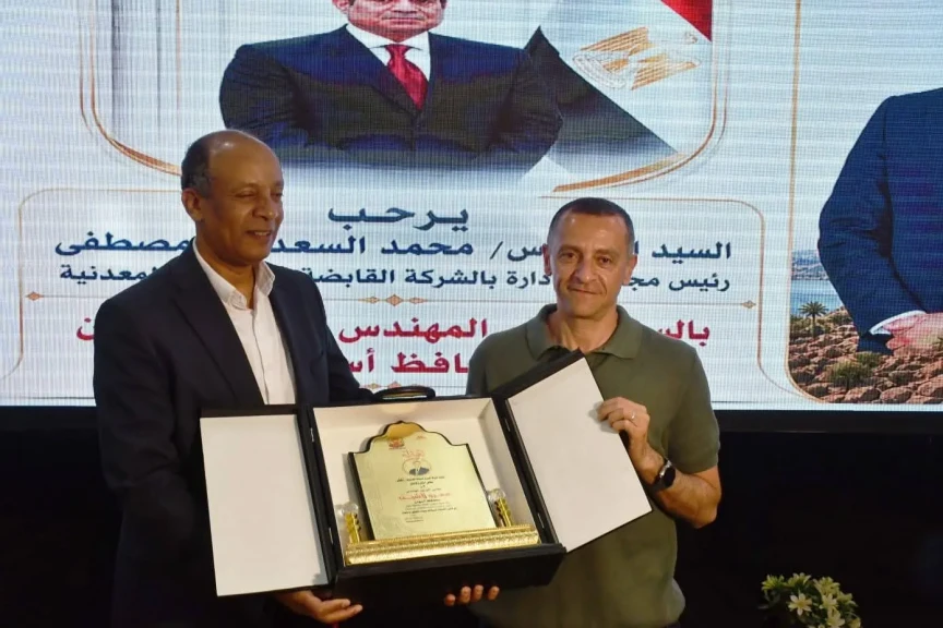 محافظ أسوان يتابع لمنظومة العمل داخل شركة ومصنع السبائك الحديدية