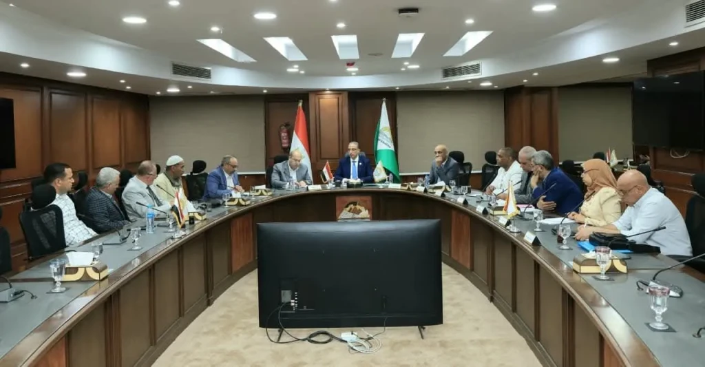 محافظ الجيزة يبحث سبل دعم مصانع الطوب بالصف وتيسير إجراءات التقنين للأراضي المقام عليها انشطتهم