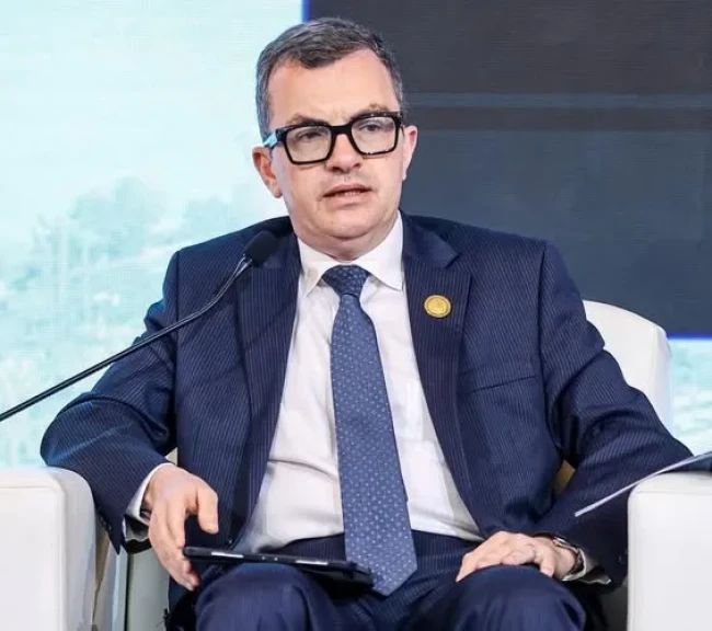 وزير التخطيط يشارك بالجلسة النقاشية ”تعزيز النمو الاقتصادي والتنافسية ودعم القطاع الخاص في العصر الرقمي”
