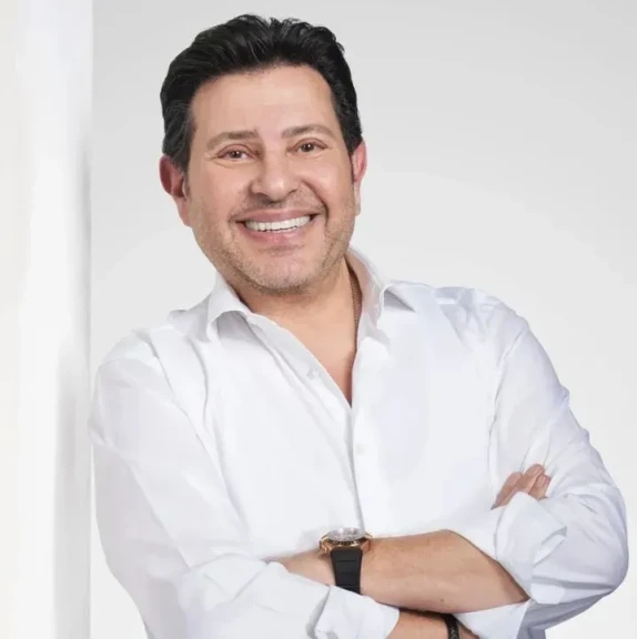 جثمان الفنان  هاني شاكر يصل مطار القاهرة اليوم