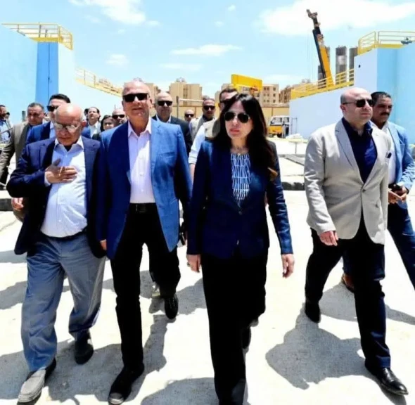 وزيرة الإسكان ومحافظ الفيوم يتفقدان توسعات محطة مياه العزب الجديدة