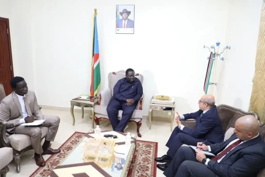 الخارجية : نائب رئيس جمهورية جنوب السودان يستقبل السفير المصري في جوبا