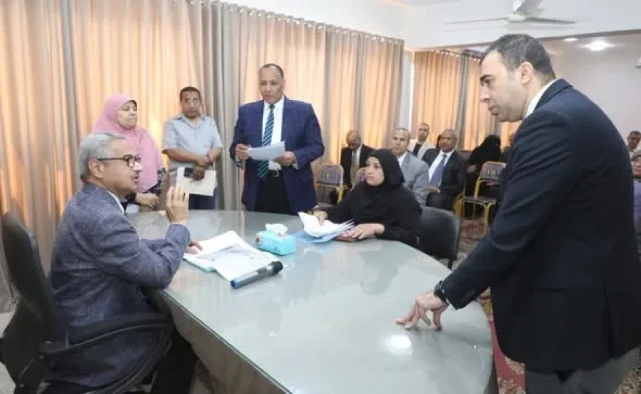 محافظ بني سويف يناقش مطالب وشكاوى واحتياجات أهالي مركز ومدينة سمسطا