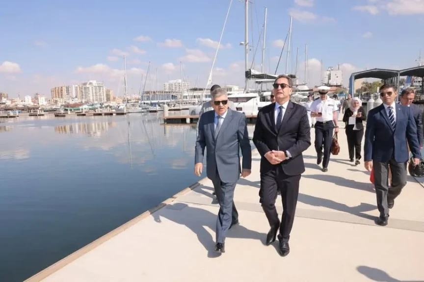 رئيس هيئة قناة السويس يبحث سبل التعاون مع السفير الفرنسي