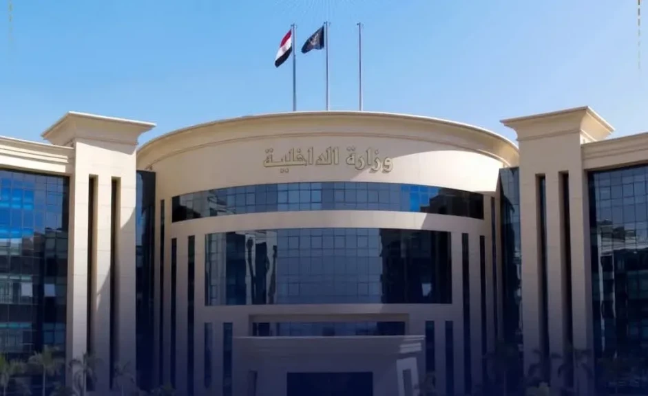 الداخلية: كشف ملابسات مقطع فيديو بإعتياد رجل تغيير ملابسه بشرفة مسكنه بالجيزة
