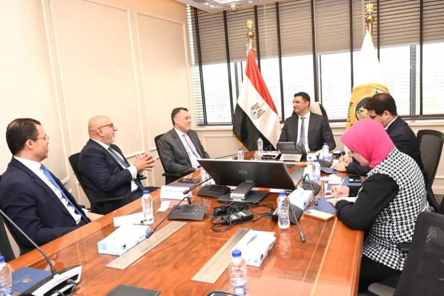وزير الصناعة يبحث مع وفد بنك أبوظبي الأول- مصر سبل تمويل المشروعات الصناعية