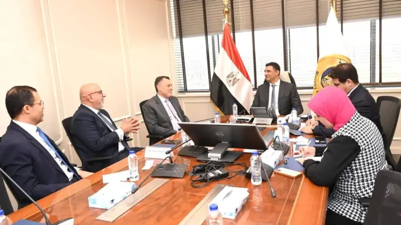 وزير الصناعة يبحث مع وفد بنك أبوظبي الأول- مصر سبل تمويل المشروعات الصناعية
