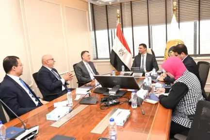 وزير الصناعة يبحث مع وفد بنك أبوظبي الأول- مصر سبل تمويل المشروعات الصناعية