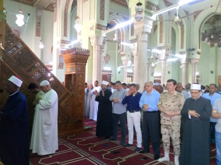 محافظ أسوان يؤدى صلاة الجمعة بمسجد بدر بالطابية