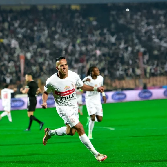 حافلة الزمالك تصل إلى ملعب المباراة استعدادًا لمواجهة اتحاد العاصمة